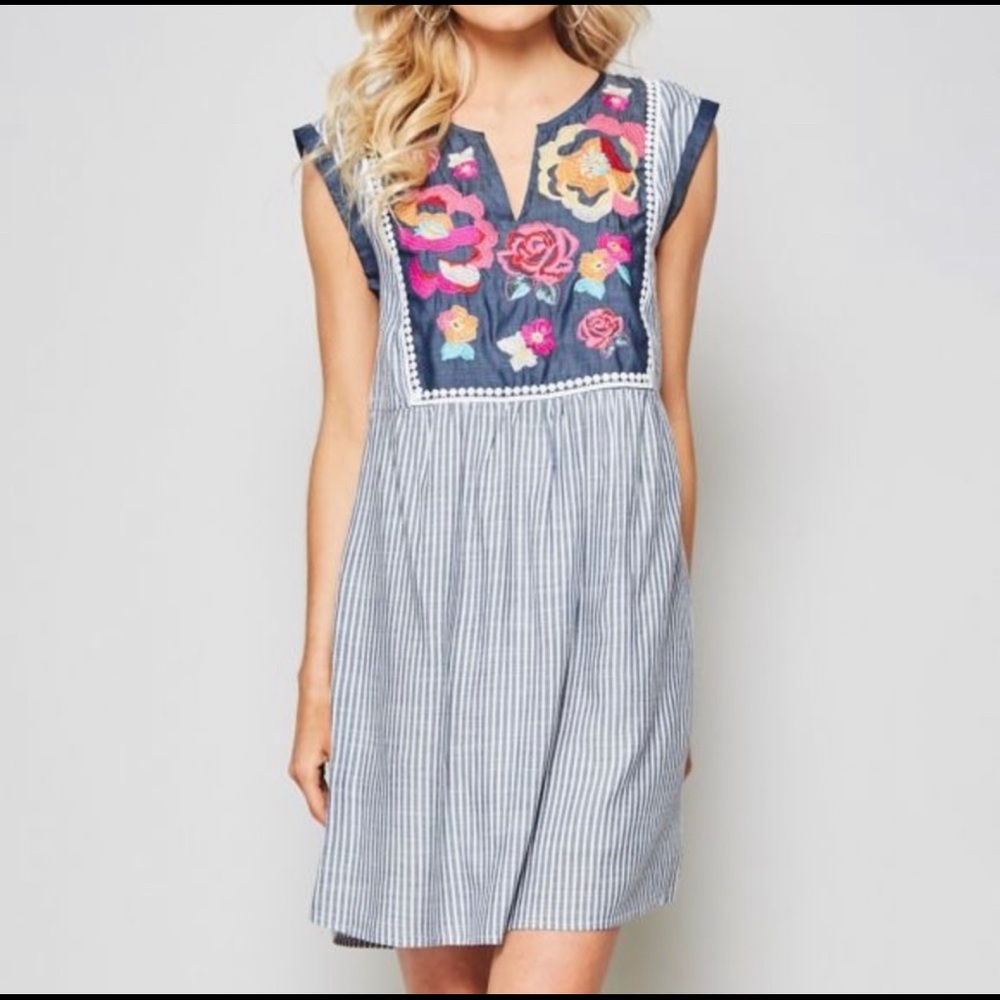 Size Large 8/10/12 Floral Lined Embroidered Dress